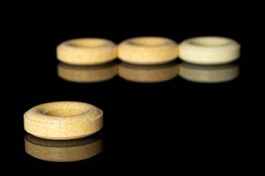 Siyah camda izole edilmiş soluk yuvarlak şeker