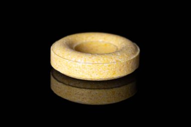 Siyah camda izole edilmiş soluk yuvarlak şeker