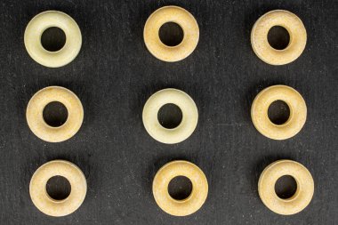 Gri taşın üzerinde soluk yuvarlak şeker