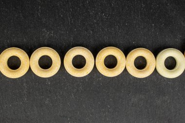 Gri taşın üzerinde soluk yuvarlak şeker