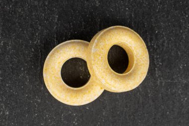 Gri taşın üzerinde soluk yuvarlak şeker