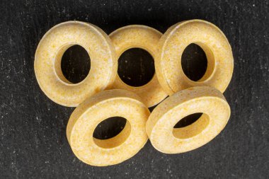 Gri taşın üzerinde soluk yuvarlak şeker