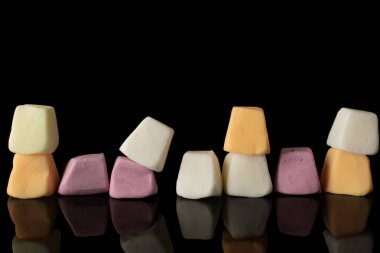 Siyah camda izole edilmiş yumuşak pastel şekerler.