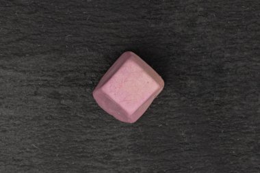 Gri taşın üzerinde yumuşak pastel şekerler