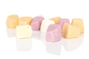 Beyaz üzerine izole edilmiş yumuşak pastel şekerler.