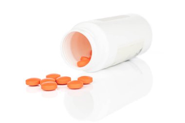 Turuncu eczane tableti beyaza izole edilmiş