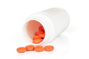 Turuncu eczane tableti beyaza izole edilmiş