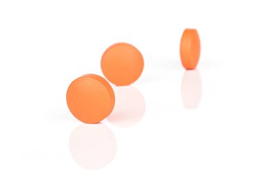 Turuncu eczane tableti beyaza izole edilmiş