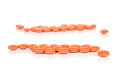 Turuncu eczane tableti beyaza izole edilmiş
