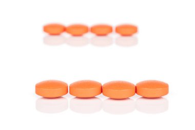 Turuncu eczane tableti beyaza izole edilmiş