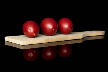 Siyah camda izole edilmiş taze domates.