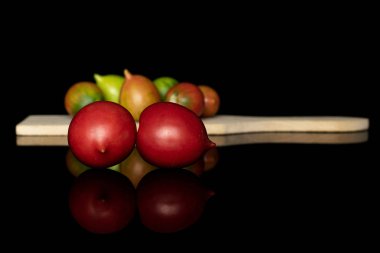 Siyah camda izole edilmiş taze domates.