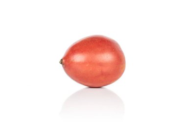 Taze domates de barao beyazı izole edilmiş.