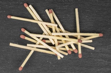 Gri taşta kahverengi güvenlik eşleşmesi