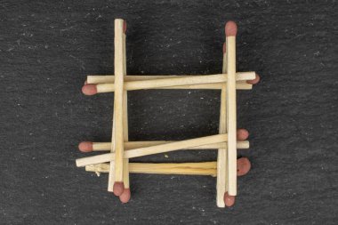 Gri taşta kahverengi güvenlik eşleşmesi