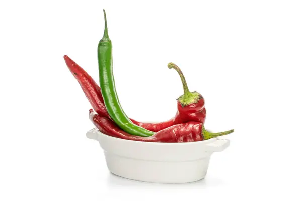 Fersk, varm pepper isolert på hvitt – stockfoto