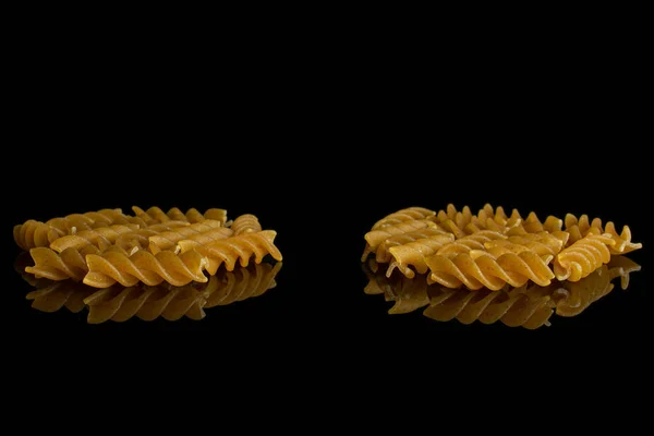 검은 유리 위에 분리되어 있는 마른 통밀로 만든 동체 — 스톡 사진