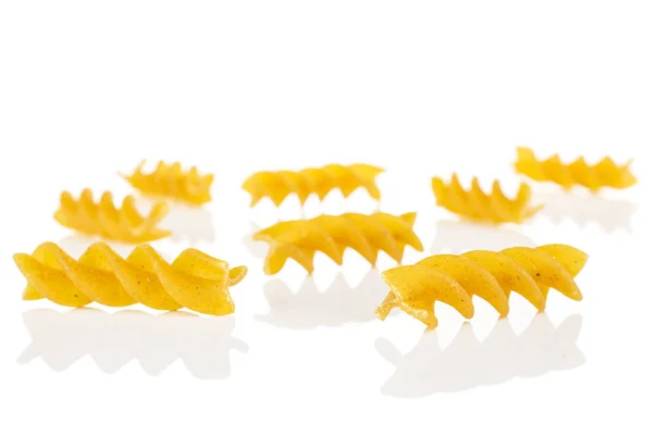 Torr fullkorn fusilli isolerad på vitt — Stockfoto