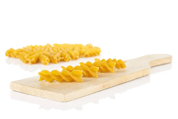 Droge volkoren fusilli geïsoleerd op wit — Stockfoto