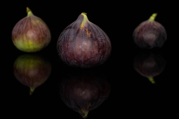 Fico viola dolce isolato su vetro nero — Foto Stock