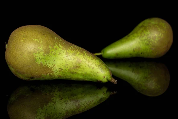 Verse groene peer geïsoleerd op zwart glas — Stockfoto