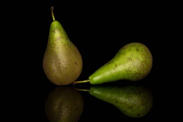Färska gröna päron isolerade på svart glas — Stockfoto