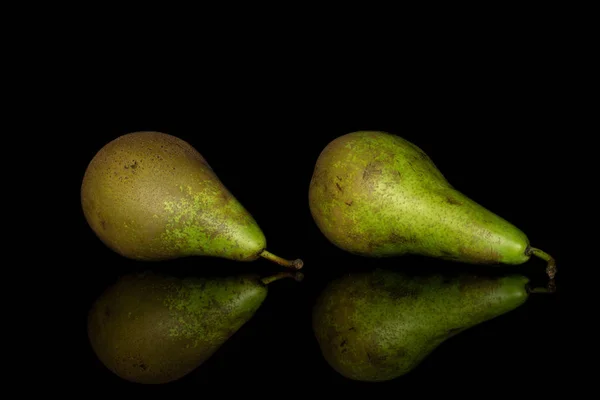 Pêra verde fresca isolada em vidro preto — Fotografia de Stock