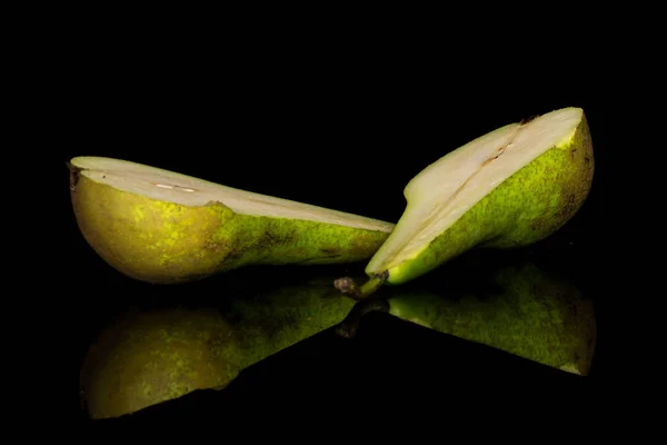 Pêra verde fresca isolada em vidro preto — Fotografia de Stock