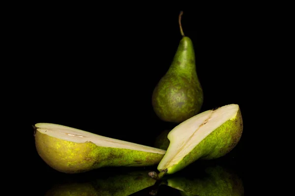 Pêra verde fresca isolada em vidro preto — Fotografia de Stock