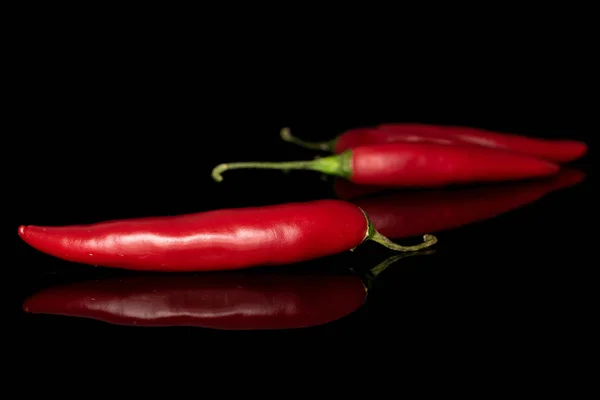 Peperoncino di Caienna caldo rosso isolato su vetro nero — Foto Stock