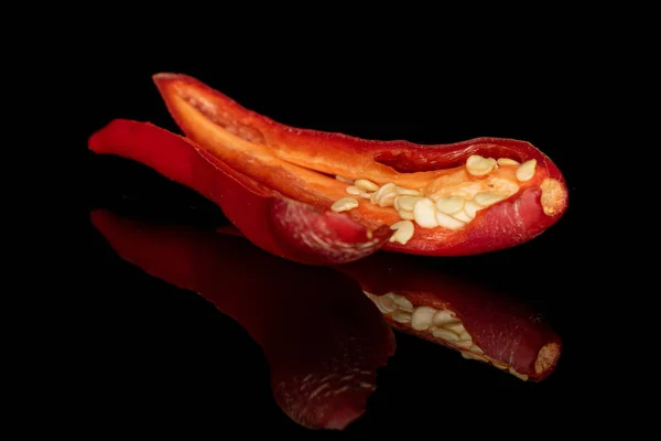 Peperoncino di Caienna caldo rosso isolato su vetro nero — Foto Stock