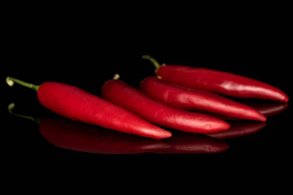 Roter scharfer Cayenne Chili isoliert auf schwarzem Glas — Stockfoto