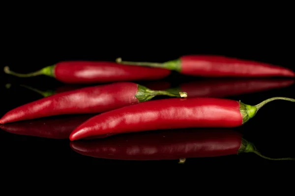 Chili rojo de cayena caliente aislado en vidrio negro — Foto de Stock