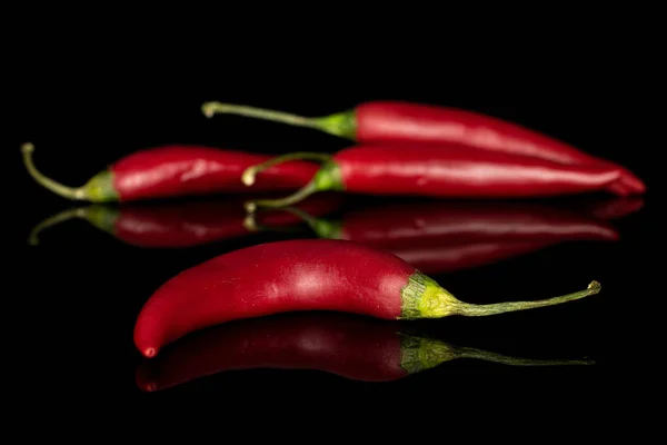 Peperoncino di Caienna caldo rosso isolato su vetro nero — Foto Stock