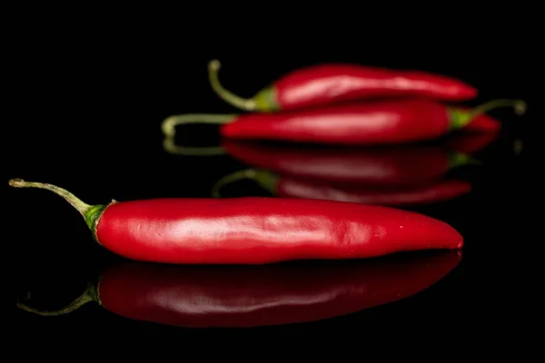Vörös forró cayenne chili izolált fekete üveg — Stock Fotó