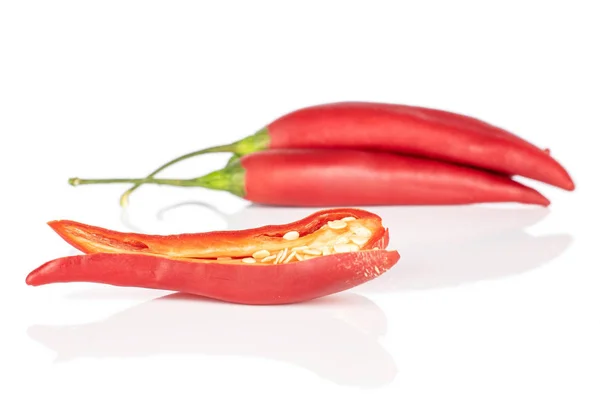 Roter scharfer Cayenne Chili isoliert auf weiß — Stockfoto