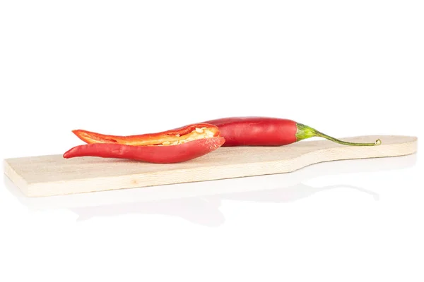 Roter scharfer Cayenne Chili isoliert auf weiß — Stockfoto