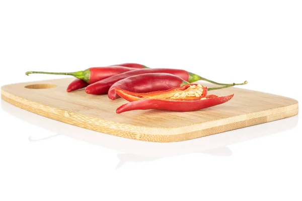 Roter scharfer Cayenne Chili isoliert auf weiß — Stockfoto