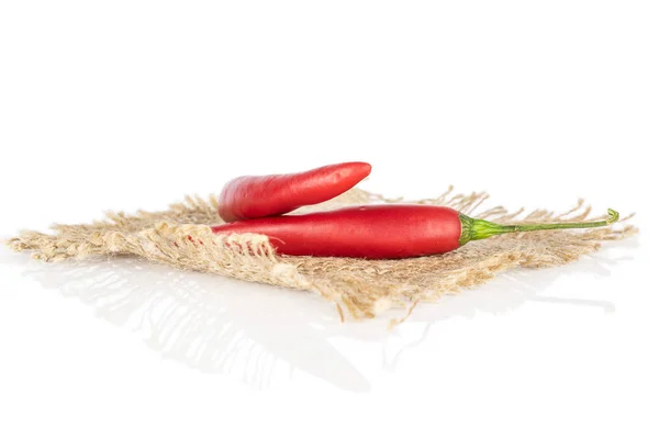 Peperoncino di Caienna caldo rosso isolato su bianco — Foto Stock