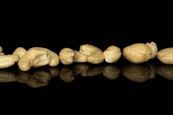 Verse cashewnoten geïsoleerd op zwart glas — Stockfoto