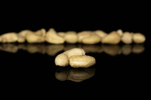 Verse cashewnoten geïsoleerd op zwart glas — Stockfoto