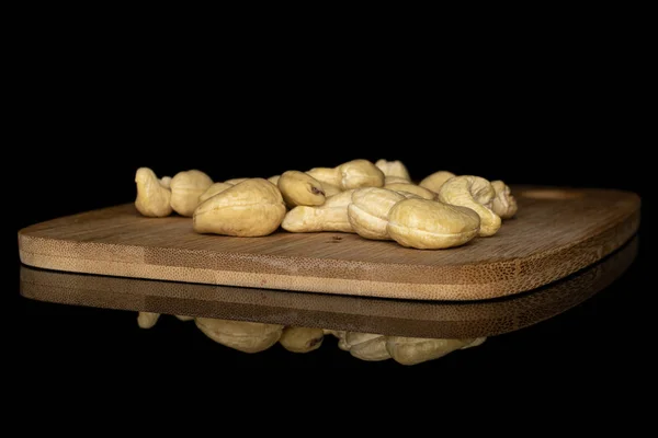 Frische Cashewnuss isoliert auf schwarzem Glas — Stockfoto