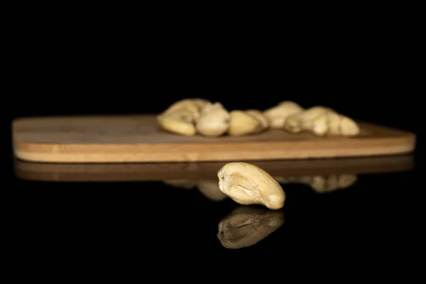 Verse cashewnoten geïsoleerd op zwart glas — Stockfoto