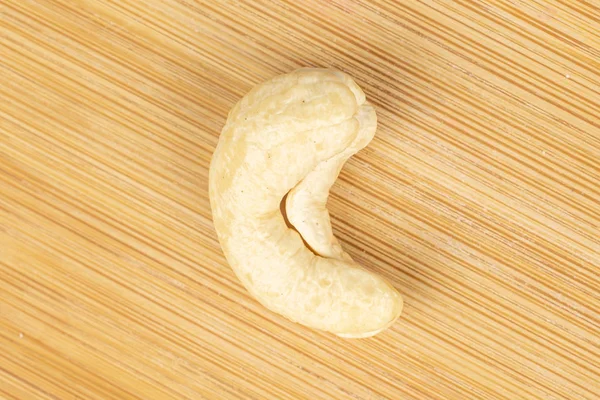 Frische Cashewnuss auf hellem Holz — Stockfoto