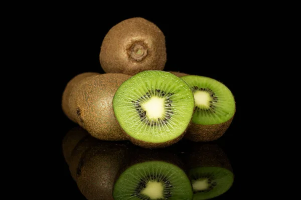 Buah kiwi coklat eksotis terisolasi pada kaca hitam — Stok Foto