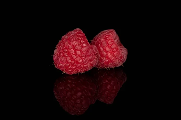 Framboesa vermelha fresca isolada em vidro preto — Fotografia de Stock