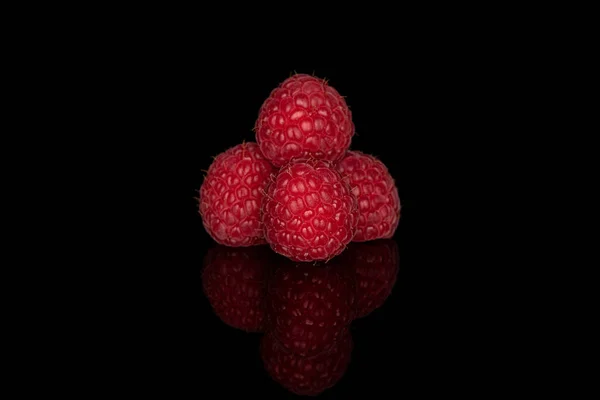 Frische rote Himbeere isoliert auf schwarzem Glas — Stockfoto