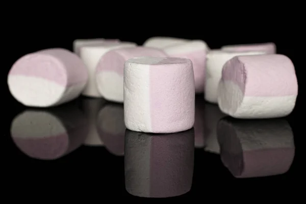 Marshmallow pastel doce isolado em vidro preto — Fotografia de Stock