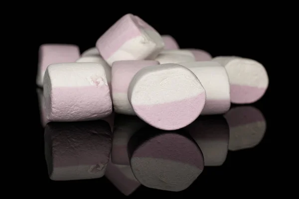 Marshmallow pastel doce isolado em vidro preto — Fotografia de Stock