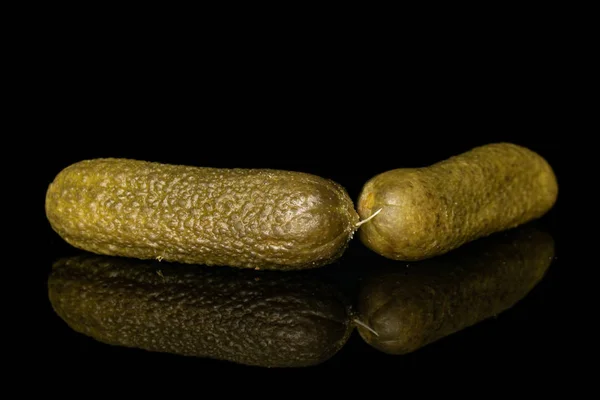 Zure groene augurken geïsoleerd op zwart glas — Stockfoto